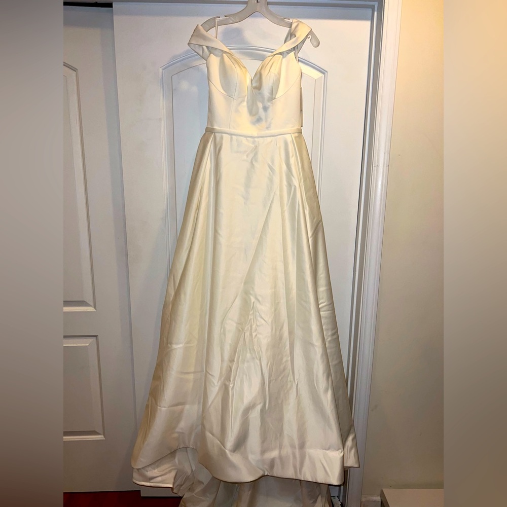 Brand New *** Wedding Ballgown Dress